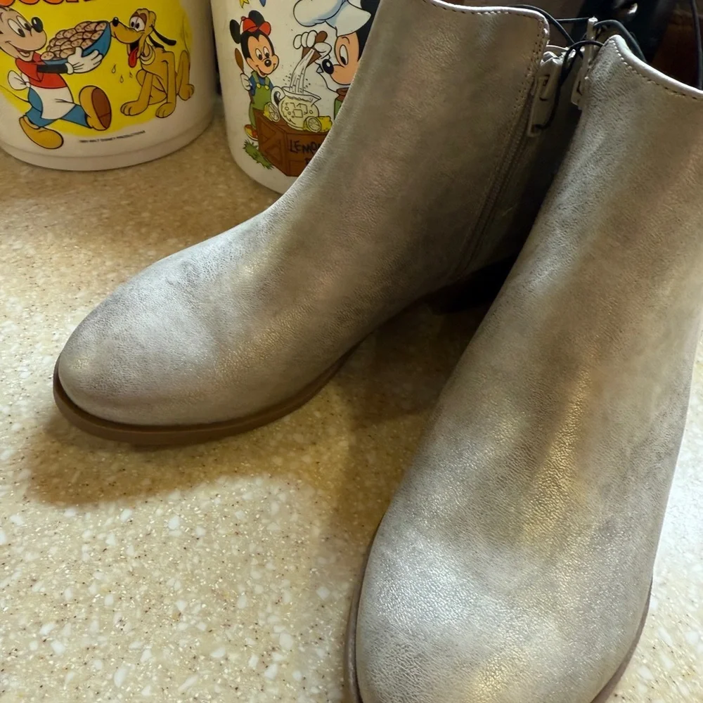 Youth Sz 5 Ankle Boots Side Zip Silver Toupee Shoes Wonder Nation Brand New